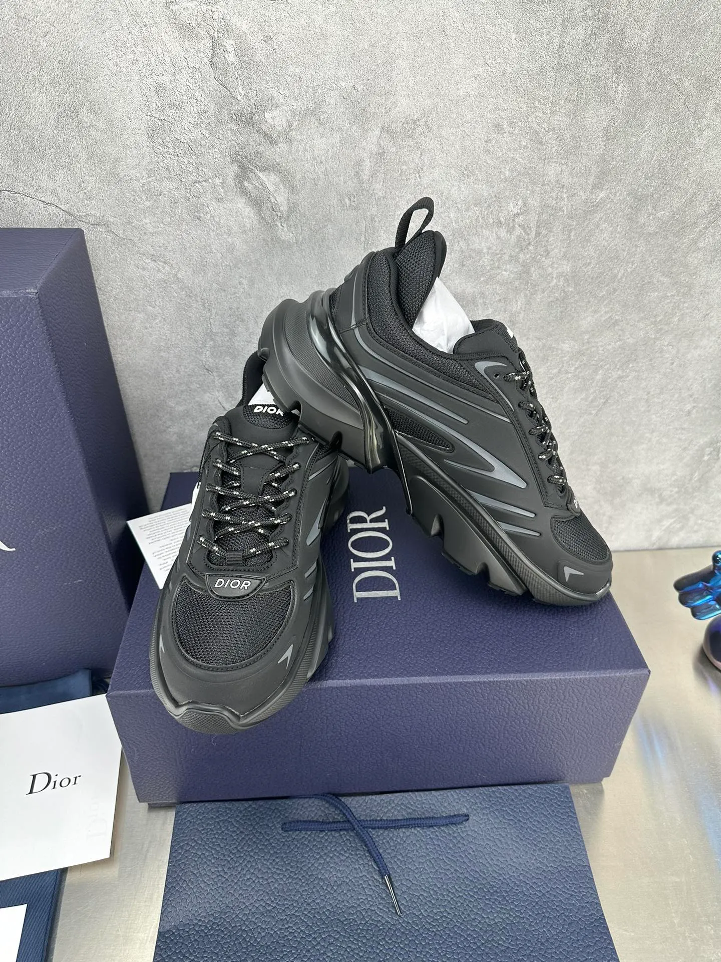 👟👟Ex-factory price 680👟👟 Dior B44 Blade sneakers for couples, a one-to-one replica of the original version. Embellishing the lifestyle capsule collection designed by lewishamilton, the dior B44 Blade sneaker is characterized by 2000s-inspired curves and a strong sense of volume. Promising a sporty yet retro-futuristic feel, they come in microfiber and canvas inlays and are embellished with the 'Dior' signature. These unique pieces, embellished with blades, capture the twisted beauty of the running world. The B44 Blade sneaker features a generous, voluminous silhouette inspired by the 2000s. Made from technical mesh, the upper features tonal technical fabric panels and features contrasting blade inserts on the sole for a running element. The Dior logo is featured on the upper, heel and sides. Two-tone laces and supportive socks accentuate its sporty aesthetic, giving the sneaker an ultra-modern edge to elevate its casual look. Couple size: 35-40, male 39-45
